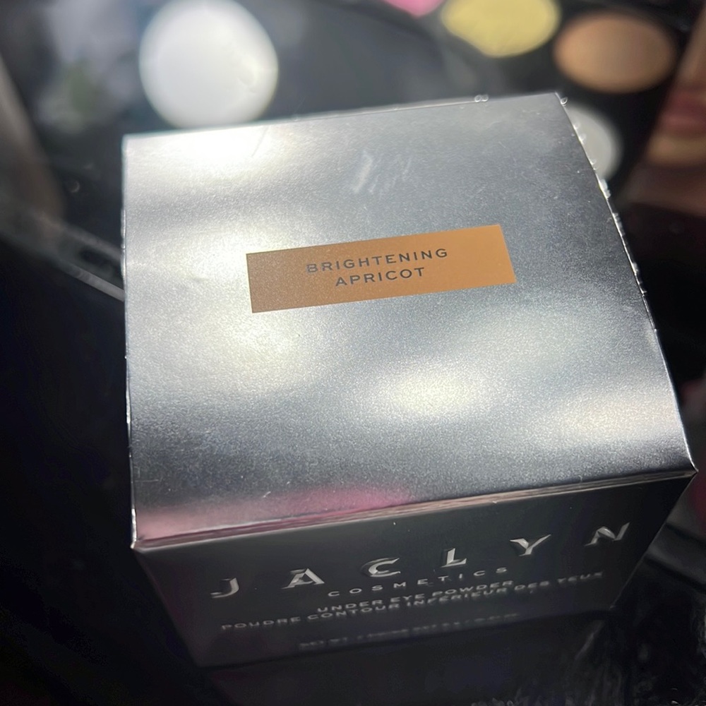 Jaclyn under eye powder